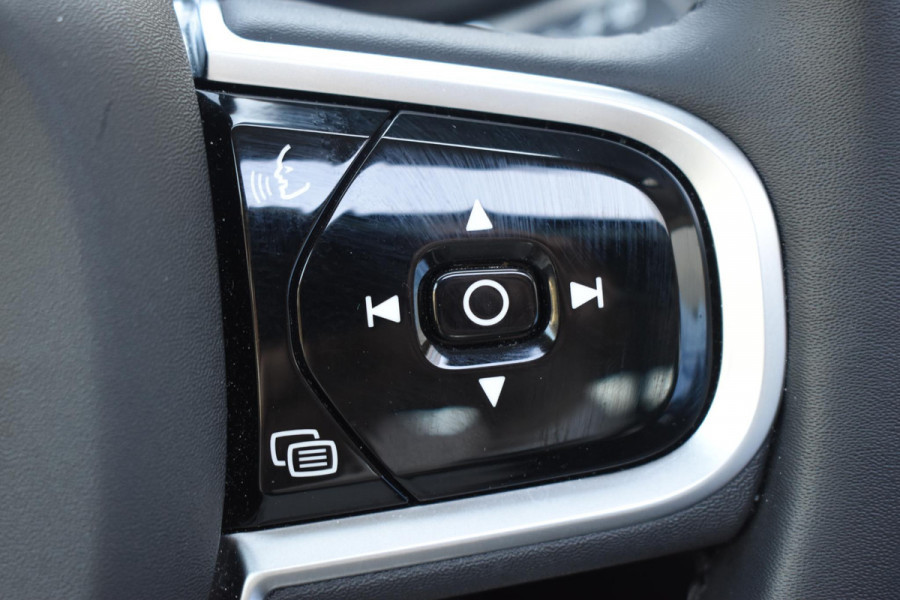 Volvo XC60 T6 350PK Automaat Plug-in Hybrid AWD Plus Dark / Navigatie / 360 Camera / Adaptieve Cruise Control / Stuur & Stoelverwarming / Stoelverwarming achter / Elektr. Achterklep / Schuifdak / Trekhaak