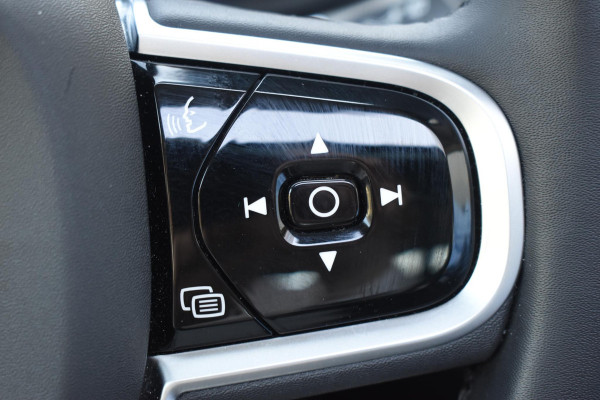 Volvo XC60 T6 350PK Automaat Plug-in Hybrid AWD Plus Dark / Navigatie / 360 Camera / Adaptieve Cruise Control / Stuur & Stoelverwarming / Stoelverwarming achter / Elektr. Achterklep / Schuifdak / Trekhaak