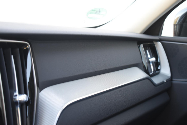 Volvo XC60 T6 350PK Automaat Plug-in Hybrid AWD Plus Dark / Navigatie / 360 Camera / Adaptieve Cruise Control / Stuur & Stoelverwarming / Stoelverwarming achter / Elektr. Achterklep / Schuifdak / Trekhaak