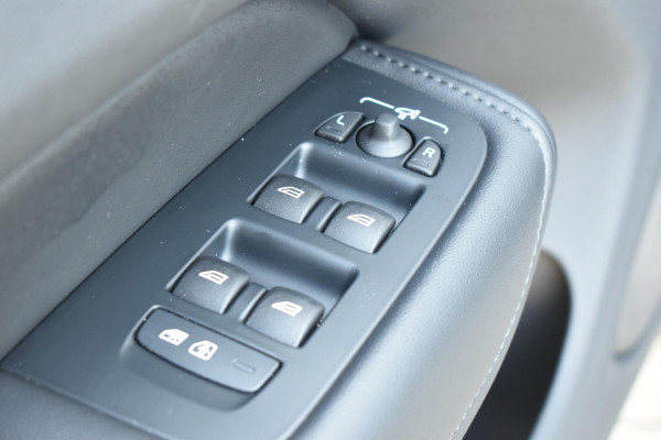 Volvo XC60 T6 350PK Automaat Plug-in Hybrid AWD Plus Dark / Navigatie / 360 Camera / Adaptieve Cruise Control / Stuur & Stoelverwarming / Stoelverwarming achter / Elektr. Achterklep / Schuifdak / Trekhaak