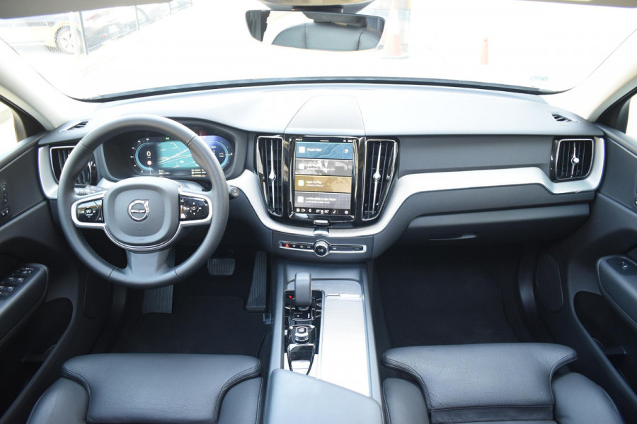 Volvo XC60 T6 350PK Automaat Plug-in Hybrid AWD Plus Dark / Navigatie / 360 Camera / Adaptieve Cruise Control / Stuur & Stoelverwarming / Stoelverwarming achter / Elektr. Achterklep / Schuifdak / Trekhaak