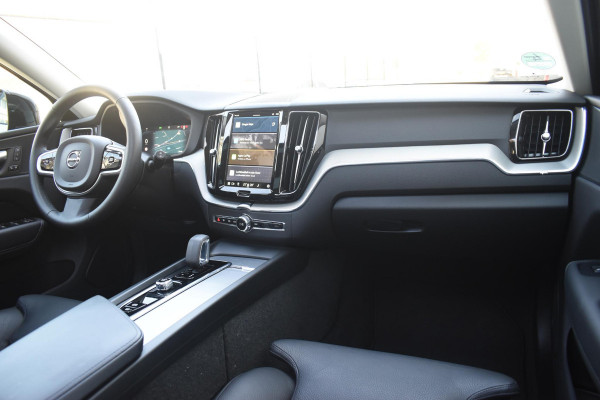 Volvo XC60 T6 350PK Automaat Plug-in Hybrid AWD Plus Dark / Navigatie / 360 Camera / Adaptieve Cruise Control / Stuur & Stoelverwarming / Stoelverwarming achter / Elektr. Achterklep / Schuifdak / Trekhaak