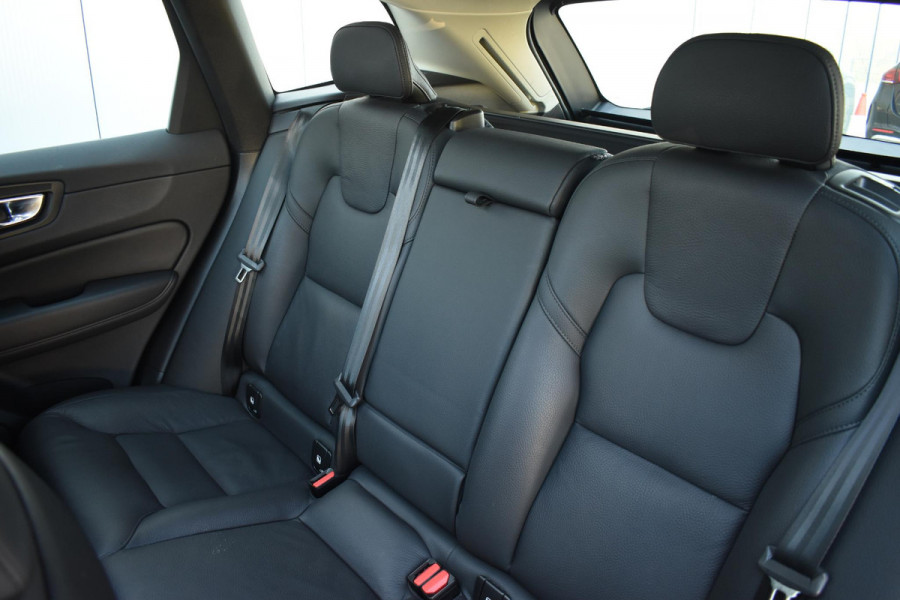 Volvo XC60 T6 350PK Automaat Plug-in Hybrid AWD Plus Dark / Navigatie / 360 Camera / Adaptieve Cruise Control / Stuur & Stoelverwarming / Stoelverwarming achter / Elektr. Achterklep / Schuifdak / Trekhaak