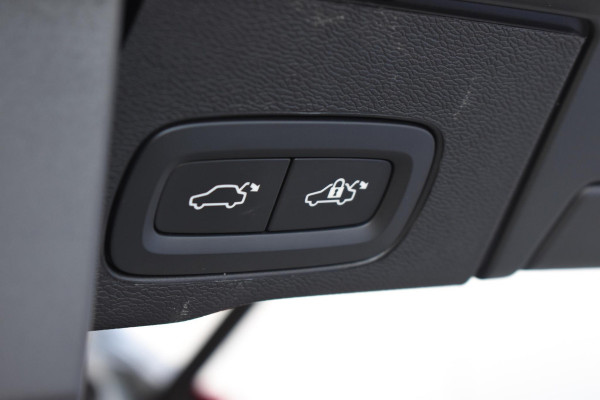 Volvo XC60 T6 350PK Automaat Plug-in Hybrid AWD Plus Dark / Navigatie / 360 Camera / Adaptieve Cruise Control / Stuur & Stoelverwarming / Stoelverwarming achter / Elektr. Achterklep / Schuifdak / Trekhaak