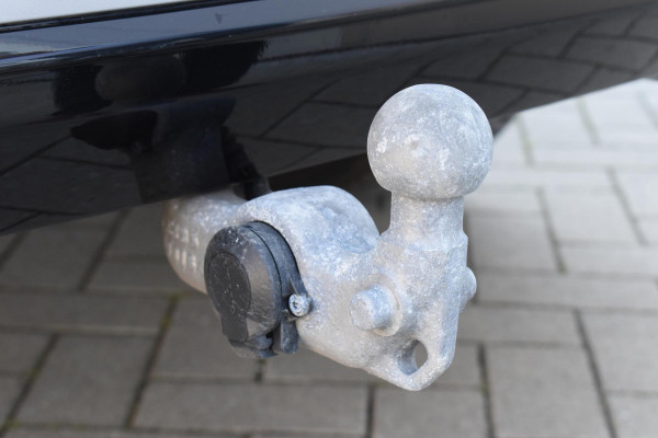 Volvo XC60 T6 350PK Automaat Plug-in Hybrid AWD Plus Dark / Navigatie / 360 Camera / Adaptieve Cruise Control / Stuur & Stoelverwarming / Stoelverwarming achter / Elektr. Achterklep / Schuifdak / Trekhaak