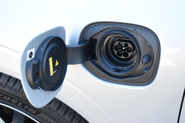 Volvo XC60 T6 350PK Automaat Plug-in Hybrid AWD Plus Dark / Navigatie / 360 Camera / Adaptieve Cruise Control / Stuur & Stoelverwarming / Stoelverwarming achter / Elektr. Achterklep / Schuifdak / Trekhaak