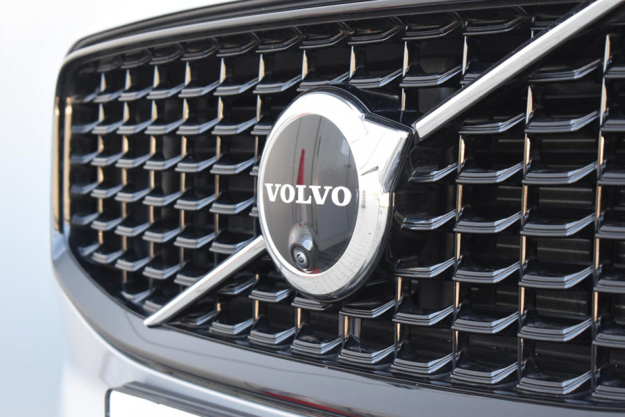 Volvo XC60 T6 350PK Automaat Plug-in Hybrid AWD Plus Dark / Navigatie / 360 Camera / Adaptieve Cruise Control / Stuur & Stoelverwarming / Stoelverwarming achter / Elektr. Achterklep / Schuifdak / Trekhaak