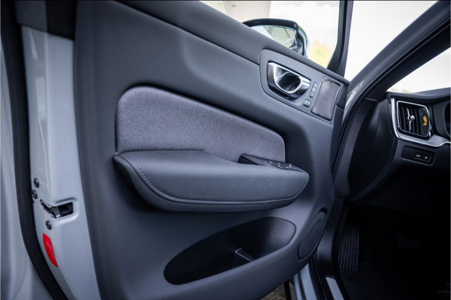 Volvo XC60 2.0 T6 Plug-in hybrid AWD Plus Black Edition **H&K**HUD** **PANODAK**
