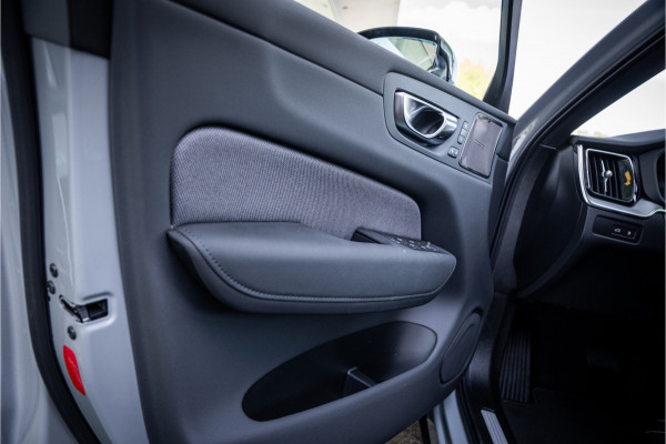 Volvo XC60 2.0 T6 Plug-in hybrid AWD Plus Black Edition **H&K**HUD** **PANODAK**