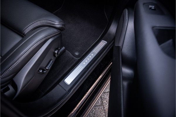 Volvo XC90 T8 Plug-in hybrid AWD ULTRA DARK **Lucht vering** Trekhaak**Panodak B&W**Stoelventilatie+Massage