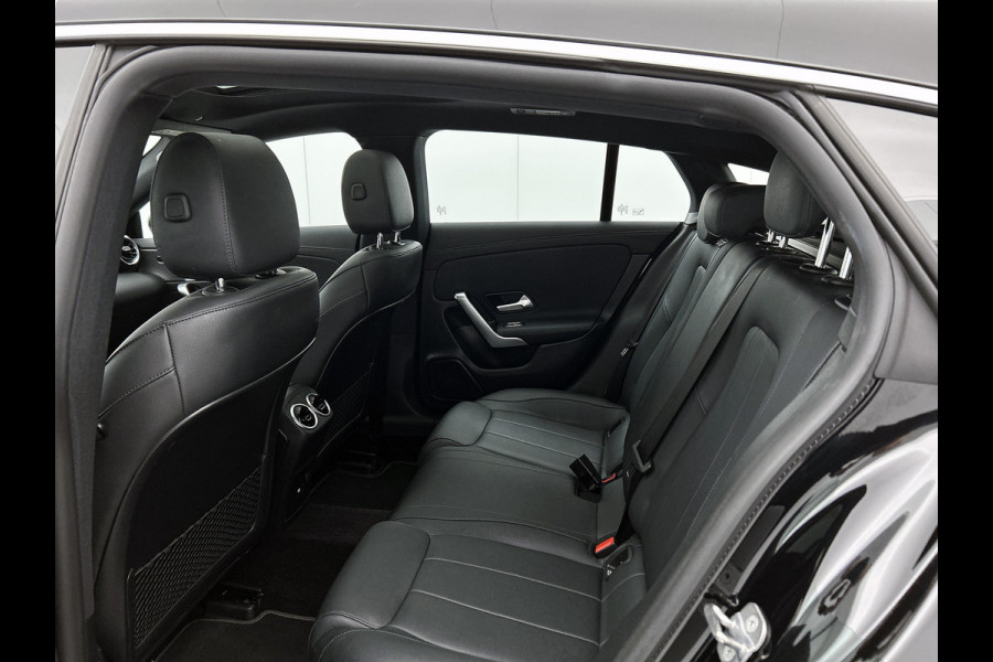 Mercedes-Benz CLA-Klasse Shooting Brake 180 Luxury Line | Achteruitrijcamera | Lederen bekleding | EASY PACK achterklep | Keyless Entry | Smartphone intergratie | Inclusief 24 maanden MB Certified garantie voor Europa.