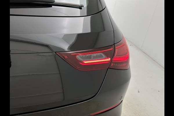Mercedes-Benz CLA-Klasse Shooting Brake 180 Luxury Line | Achteruitrijcamera | Lederen bekleding | EASY PACK achterklep | Keyless Entry | Smartphone intergratie | Inclusief 24 maanden MB Certified garantie voor Europa.