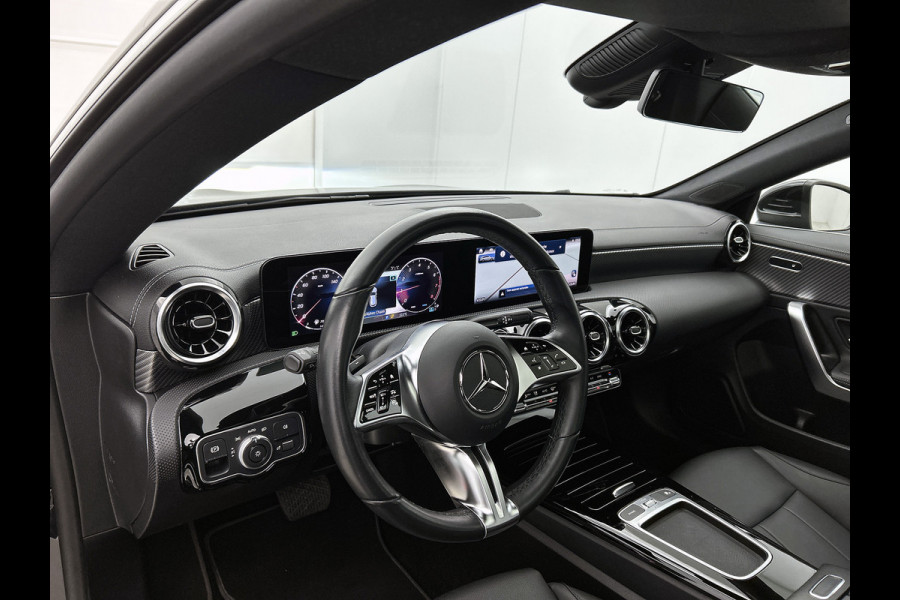 Mercedes-Benz CLA-Klasse Shooting Brake 180 Luxury Line | Achteruitrijcamera | Lederen bekleding | EASY PACK achterklep | Keyless Entry | Smartphone intergratie | Inclusief 24 maanden MB Certified garantie voor Europa.
