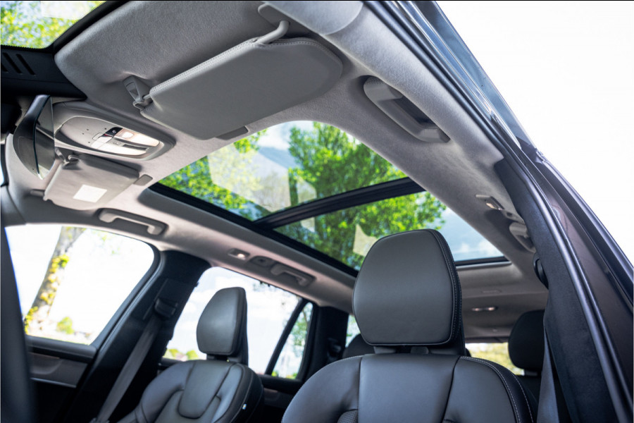 Volvo XC90 T8 Plug-in hybrid AWD ULTRA DARK **Lucht vering** Trekhaak**Panodak B&W**Stoelventilatie+Massage