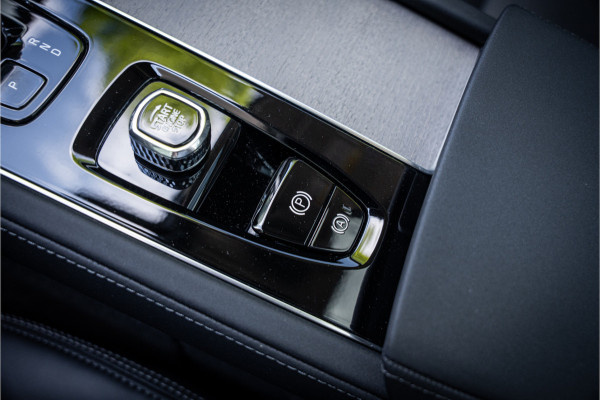 Volvo XC90 T8 Plug-in hybrid AWD ULTRA DARK **Lucht vering** Trekhaak**Panodak B&W**Stoelventilatie+Massage