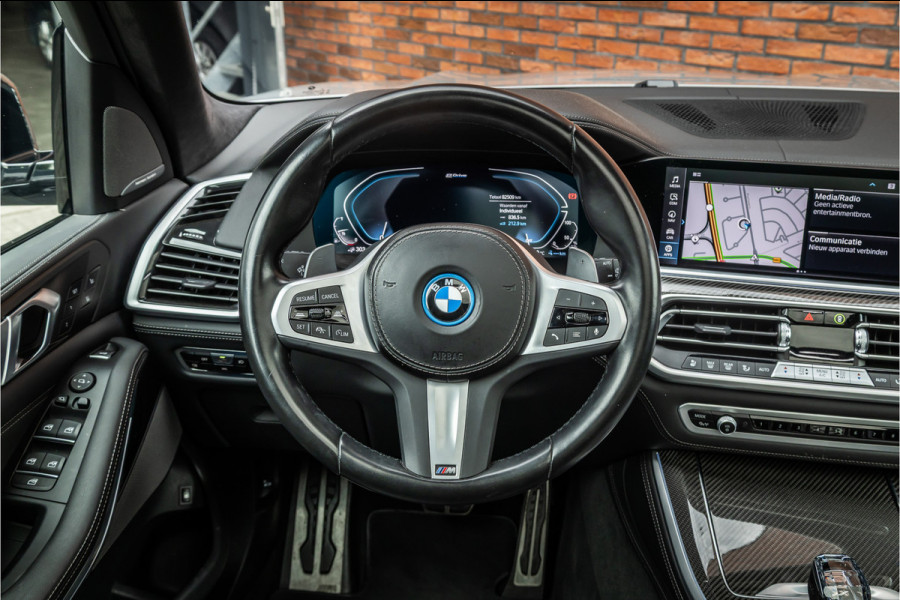 BMW X5 xDrive45e M-Sport | Panorama | Laser | H&K | Trekhaak | Carbon | ACC | Massage | Stoelventilatie | Nardo Grey | Dealer onderhouden