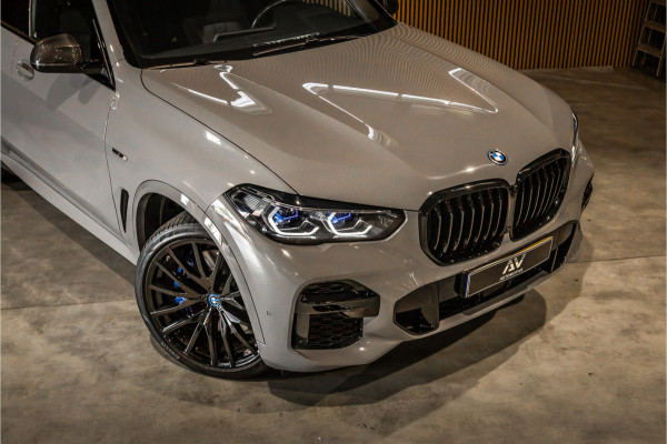 BMW X5 xDrive45e M-Sport | Panorama | Laser | H&K | Trekhaak | Carbon | ACC | Massage | Stoelventilatie | Nardo Grey | Dealer onderhouden