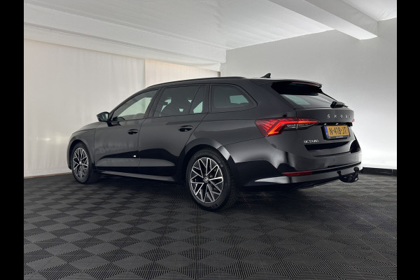 Škoda Octavia Combi 1.0 TSI Sport Business (INCL-BTW) *DIGI-COCKPIT | SPORTSEATS | NAVI-FULLMAP | PRIVACYGLASS | KEYLESS | DAB | ECC | PDC | CRUISE | TOWBAR | 17''ALU*