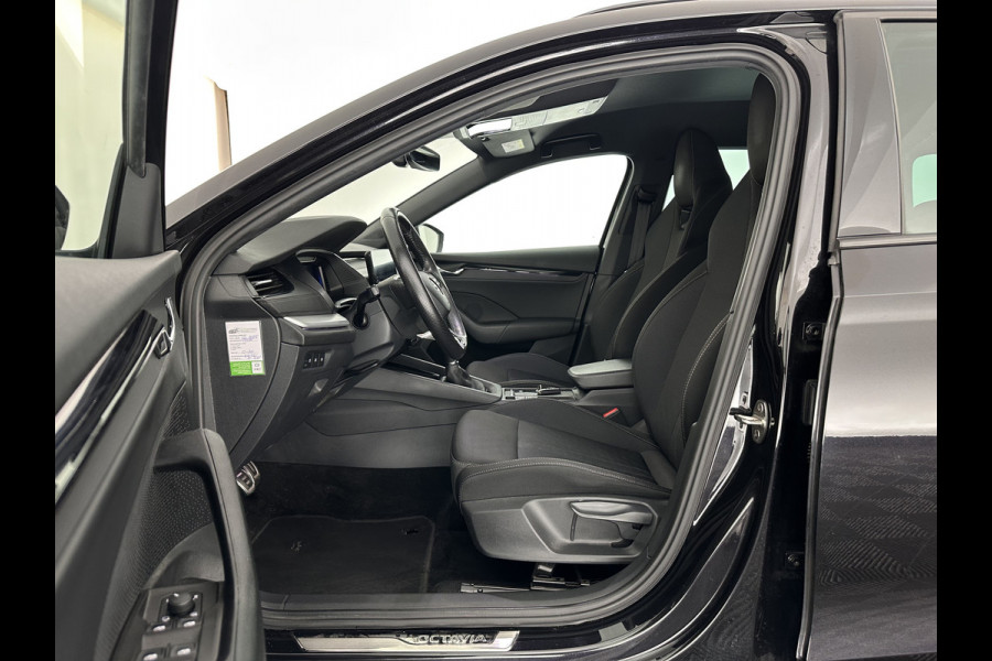 Škoda Octavia Combi 1.0 TSI Sport Business (INCL-BTW) *DIGI-COCKPIT | SPORTSEATS | NAVI-FULLMAP | PRIVACYGLASS | KEYLESS | DAB | ECC | PDC | CRUISE | TOWBAR | 17''ALU*