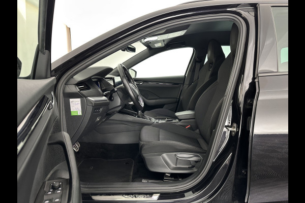 Škoda Octavia Combi 1.0 TSI Sport Business (INCL-BTW) *DIGI-COCKPIT | SPORTSEATS | NAVI-FULLMAP | PRIVACYGLASS | KEYLESS | DAB | ECC | PDC | CRUISE | TOWBAR | 17''ALU*