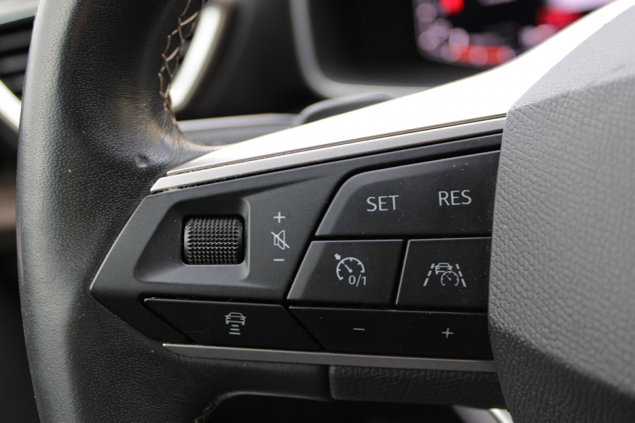 Seat Leon Sportstourer 1.5 eTSI Style Business Intense | Trekhaak | Adaptieve cruise | Camera | Navigatie | Keyless