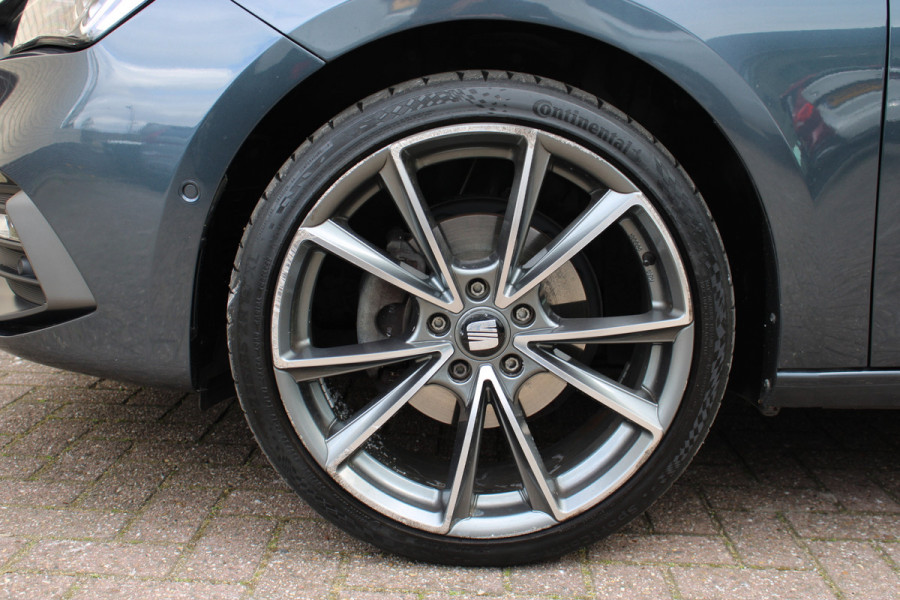 Seat Leon Sportstourer 1.5 eTSI Style Business Intense | Trekhaak | Adaptieve cruise | Camera | Navigatie | Keyless