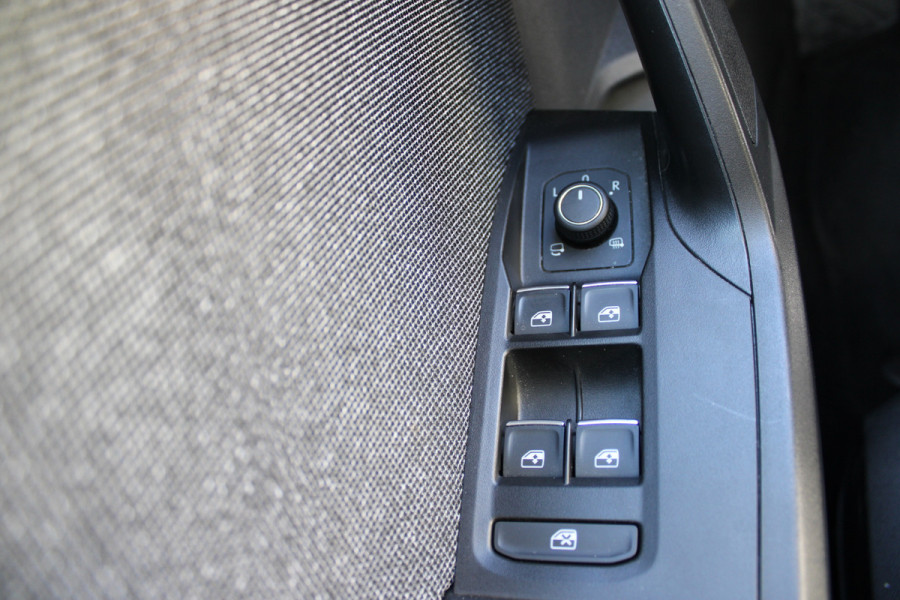 Seat Leon Sportstourer 1.5 eTSI Style Business Intense | Trekhaak | Adaptieve cruise | Camera | Navigatie | Keyless