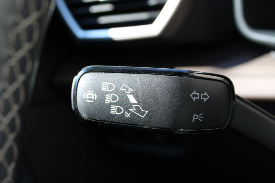 Seat Leon Sportstourer 1.5 eTSI Style Business Intense | Trekhaak | Adaptieve cruise | Camera | Navigatie | Keyless