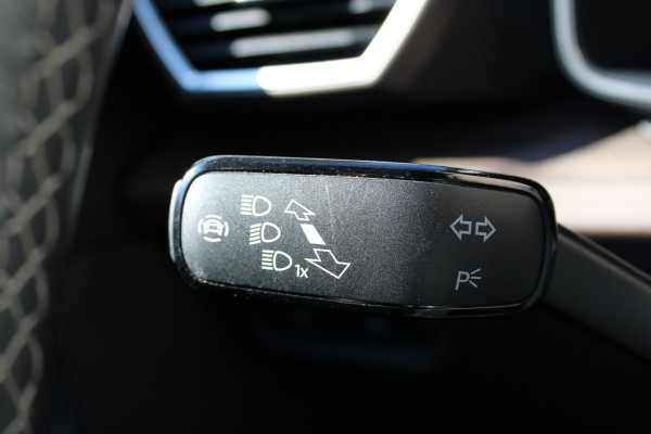 Seat Leon Sportstourer 1.5 eTSI Style Business Intense | Trekhaak | Adaptieve cruise | Camera | Navigatie | Keyless