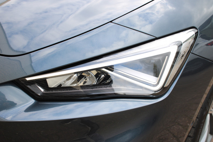 Seat Leon Sportstourer 1.5 eTSI Style Business Intense | Trekhaak | Adaptieve cruise | Camera | Navigatie | Keyless