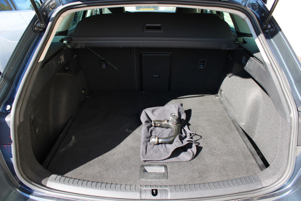 Seat Leon Sportstourer 1.5 eTSI Style Business Intense | Trekhaak | Adaptieve cruise | Camera | Navigatie | Keyless
