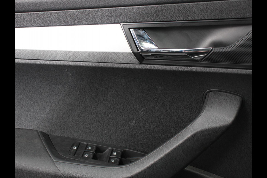 Škoda Karoq 1.5 TSI 150pk Automaat ACT Selection Navigatie Apple Carplay/Android Auto Camera Parkeer sensoren Adaptive Cruise Control Lichtmetalen Velgen Digitale Cockpit