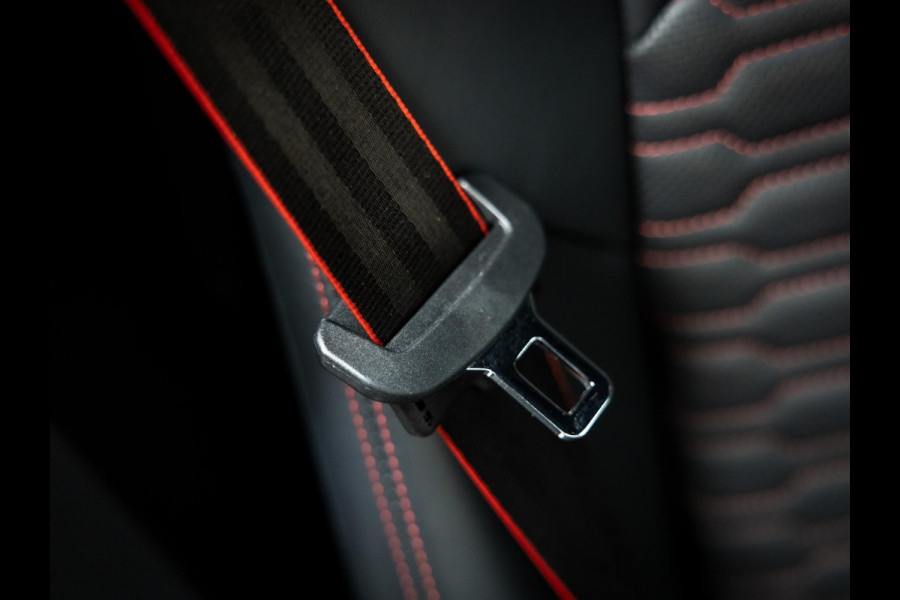 Audi RS6 Avant TFSI quattro | Keramisch | B/O | Pano | Rode Stiksels |