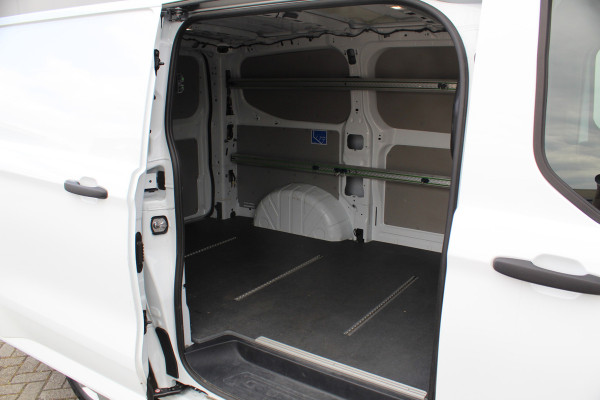 Ford Transit Custom 320 2.0-136 pk TDCI L1H1 Trend. Fabrieksgarantie t/m 15-09-2028 ! Camera, Cruise Control, Climate Control, Winter Pakket, Laadruimte bekleed.