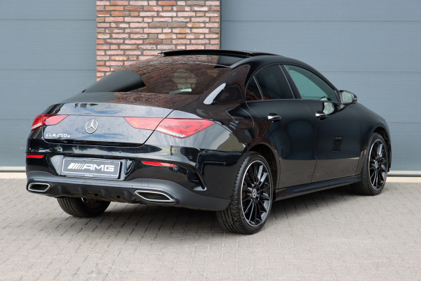 Mercedes-Benz CLA-Klasse 250 e AMG Line Premium+ | Panoramadak | Distronic+ | Memory | HUD | Trekhaak | Keyless Go | Surround Camera | Sfeerverlichting | Multibeam LED |