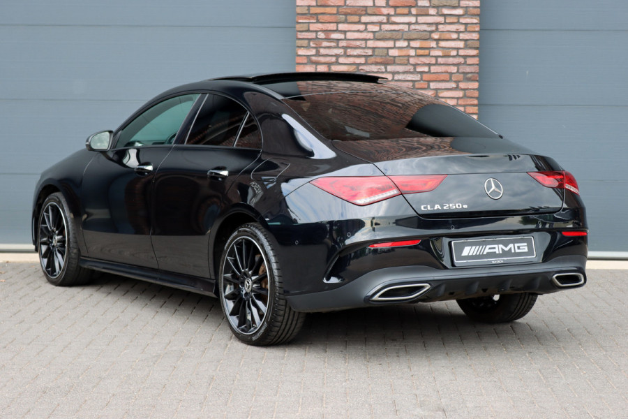 Mercedes-Benz CLA-Klasse 250 e AMG Line Premium+ | Panoramadak | Distronic+ | Memory | HUD | Trekhaak | Keyless Go | Surround Camera | Sfeerverlichting | Multibeam LED |