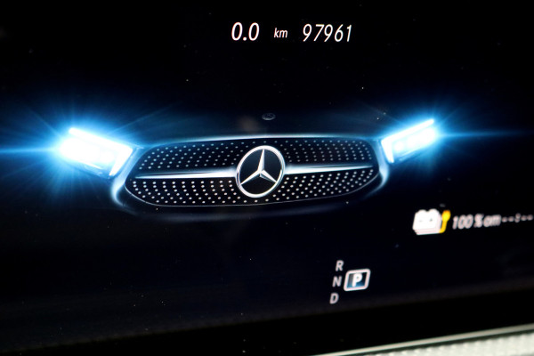 Mercedes-Benz CLA-Klasse 250 e AMG Line Premium+ | Panoramadak | Distronic+ | Memory | HUD | Trekhaak | Keyless Go | Surround Camera | Sfeerverlichting | Multibeam LED |