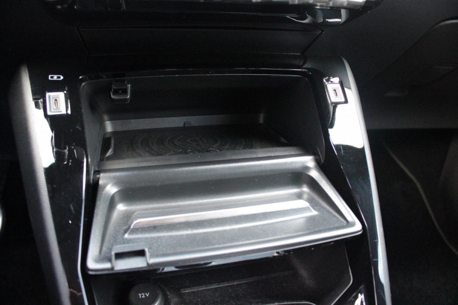 Peugeot 2008 1.2 Hybrid 145PK AUTOMAAT GT | ELEKTRISCH BEDIENBARE BESTUURDERSSTOEL | NAVIGATIE | FULL LED KOPLAMPEN | DRAADLOZE APPLE CARPLAY/ANDROID AUTO | ADAPTIVE CRUISE CONTROL | CAMERA VOOR + ACHTER | CLIMATE CONTROL | LICHTMETALEN VELGEN 17" | KEYLESS ENTRY/START | DAB+ RADIO | ALCANTARA/LEDEREN BEKLEDING  | DODEHOEK DETECTIE | PARKEERSENSOREN VOOR + ACHTER | STOEL VERWARMING | DRAADLOZE TELEFOONLADER |