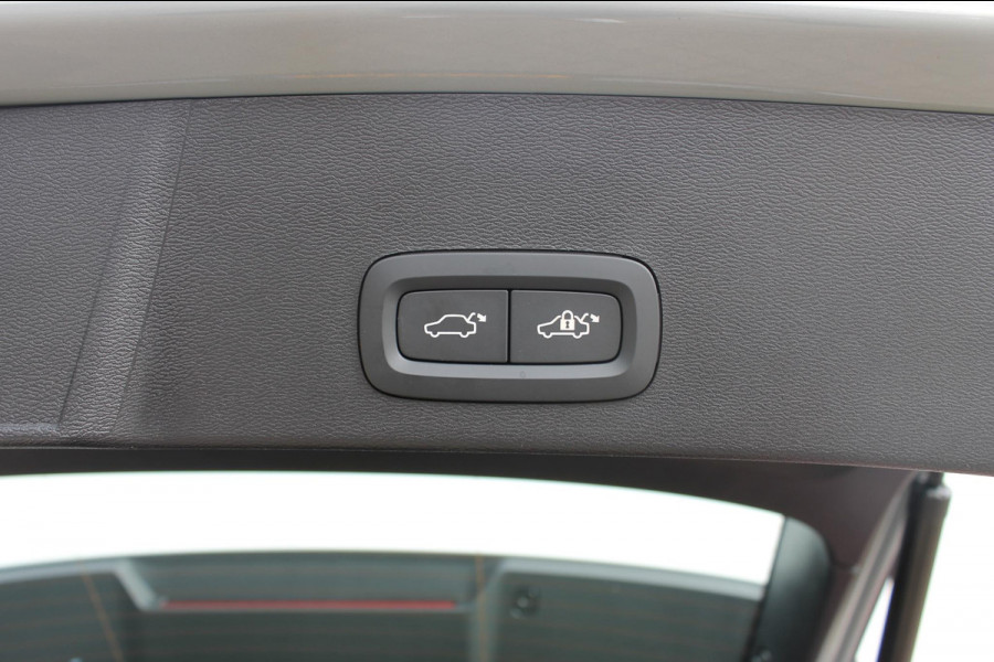 Volvo XC40 B4 211PK Automaat Plus Dark Google Infotainment / Trekhaak / Adaptieve Cruise Control / Blis / Harman Kardon Audio