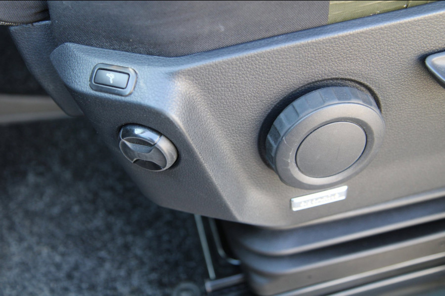 Volkswagen Crafter 35 2.0 TDI L3H3 DC / 6 pers / AUTOMAAT / Trekhaak / Camera