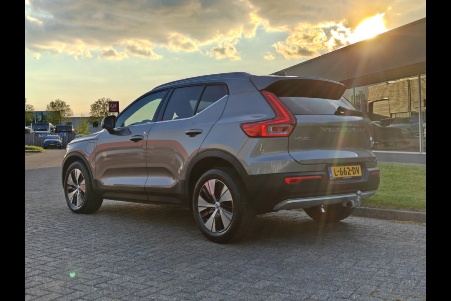 Volvo XC40 T4 211PK Recharge Inscription Expression | Trekhaak | Blis | Camera Achter | Stoel & Stuur verwarm. | 18''