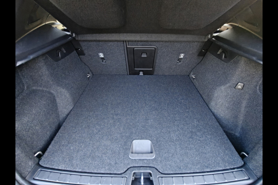 Volvo XC40 T4 211PK Recharge Inscription Expression | Trekhaak | Blis | Camera Achter | Stoel & Stuur verwarm. | 18''
