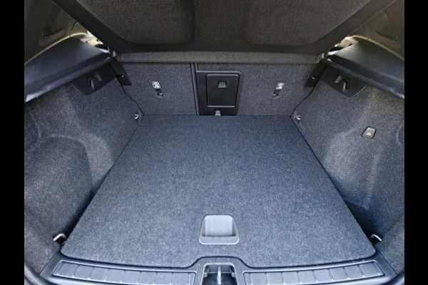 Volvo XC40 T4 211PK Recharge Inscription Expression | Trekhaak | Blis | Camera Achter | Stoel & Stuur verwarm. | 18''