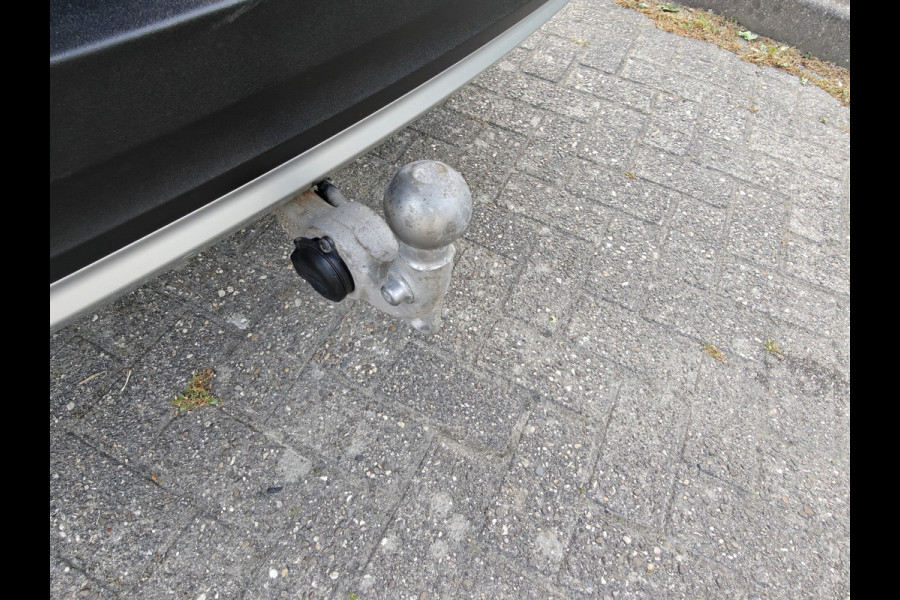 Volvo XC40 T4 211PK Recharge Inscription Expression | Trekhaak | Blis | Camera Achter | Stoel & Stuur verwarm. | 18''