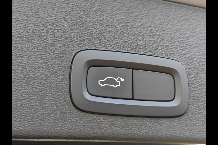 Volvo XC40 T4 211PK Recharge Inscription Expression | Trekhaak | Blis | Camera Achter | Stoel & Stuur verwarm. | 18''