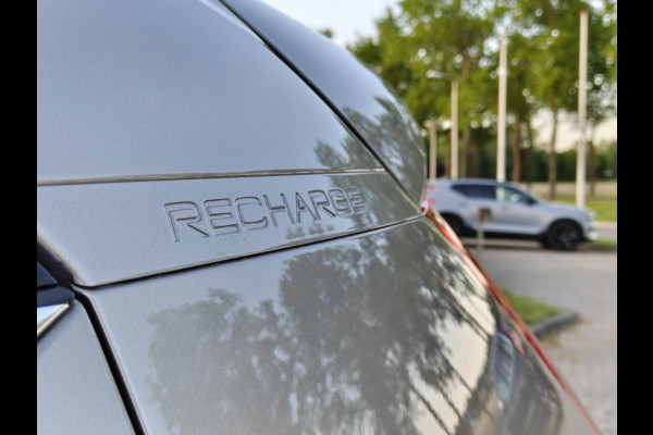 Volvo XC40 T4 211PK Recharge Inscription Expression | Trekhaak | Blis | Camera Achter | Stoel & Stuur verwarm. | 18''