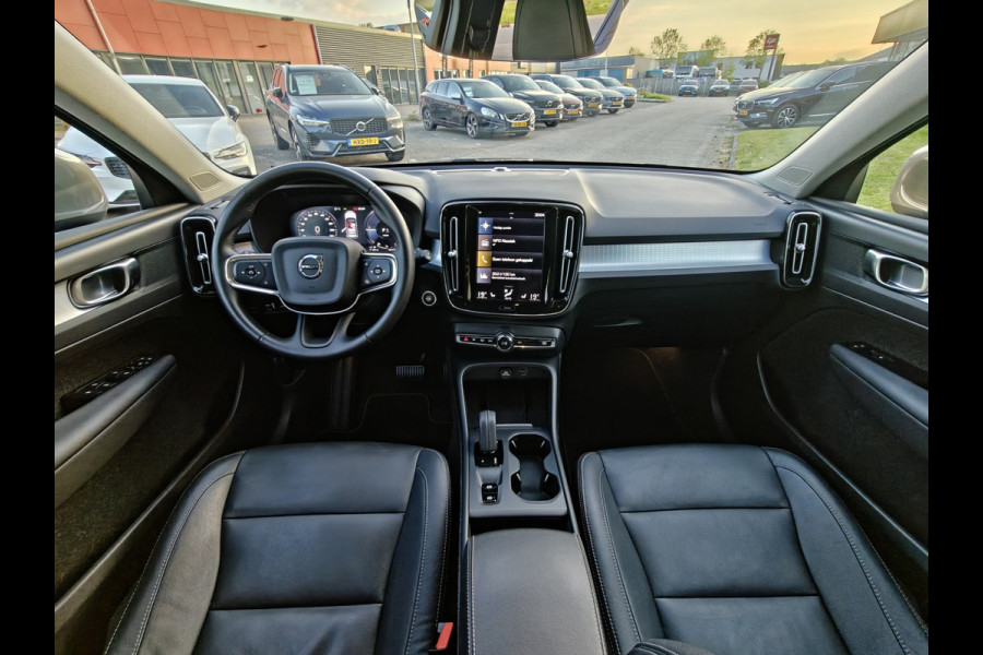 Volvo XC40 T4 211PK Recharge Inscription Expression | Trekhaak | Blis | Camera Achter | Stoel & Stuur verwarm. | 18''