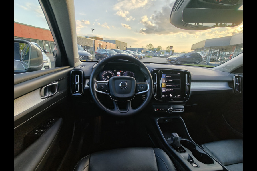 Volvo XC40 T4 211PK Recharge Inscription Expression | Trekhaak | Blis | Camera Achter | Stoel & Stuur verwarm. | 18''