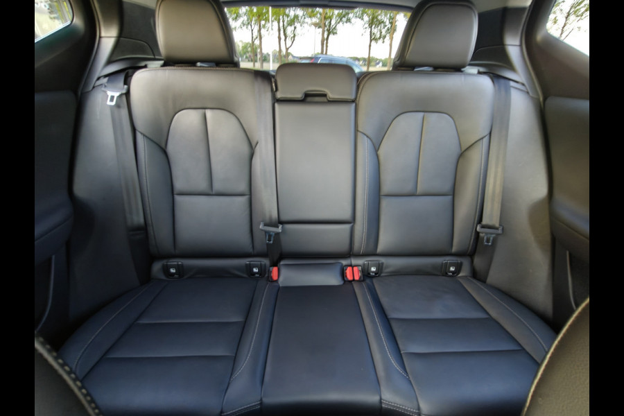 Volvo XC40 T4 211PK Recharge Inscription Expression | Trekhaak | Blis | Camera Achter | Stoel & Stuur verwarm. | 18''