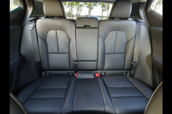 Volvo XC40 T4 211PK Recharge Inscription Expression | Trekhaak | Blis | Camera Achter | Stoel & Stuur verwarm. | 18''